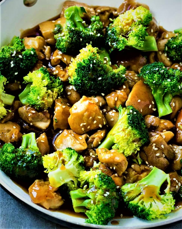 G09. Chicken with Broccoli.