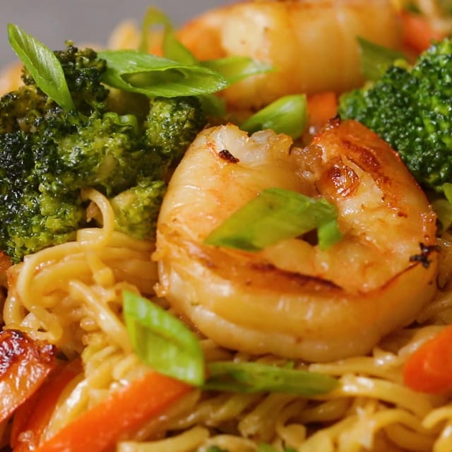 L21. Shrimp Lo Mein.