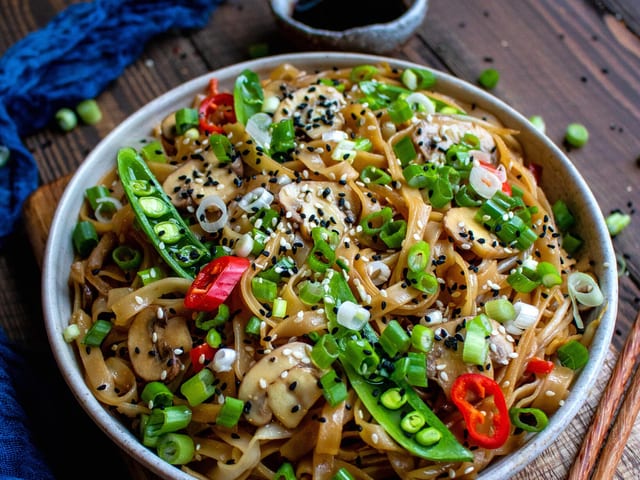 L20. Vegetable Chow Mein.