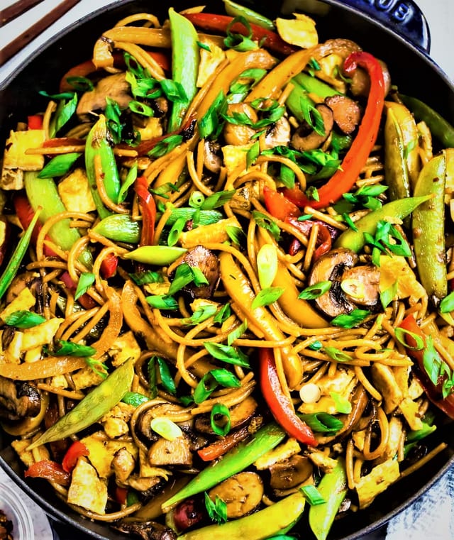 L21. Vegetable Lo Mein.