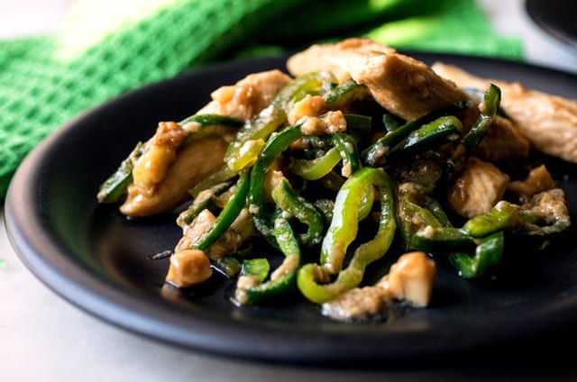 G22. Chicken with Green Pepper.