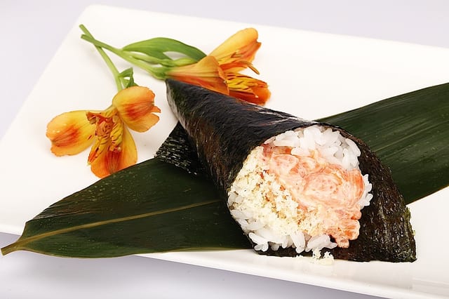 Salmon Hand Roll (1 Piece).