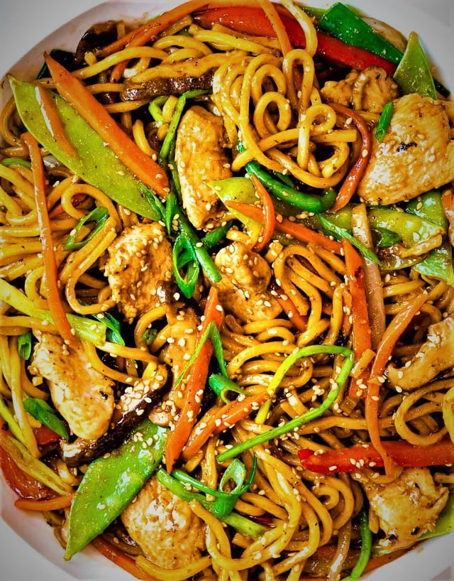 L21. Chicken Lo Mein.