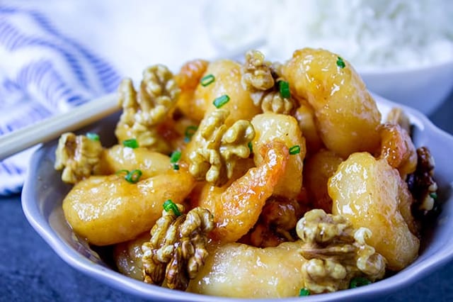 02. Shrimp with Walnut in Teriyaki.